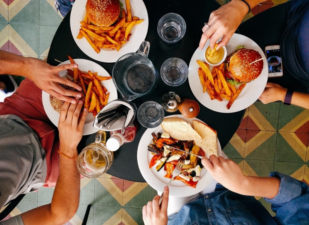 Buka Bersama Seru dan Hemat di Rumah Teman dengan 6 Menu Ini