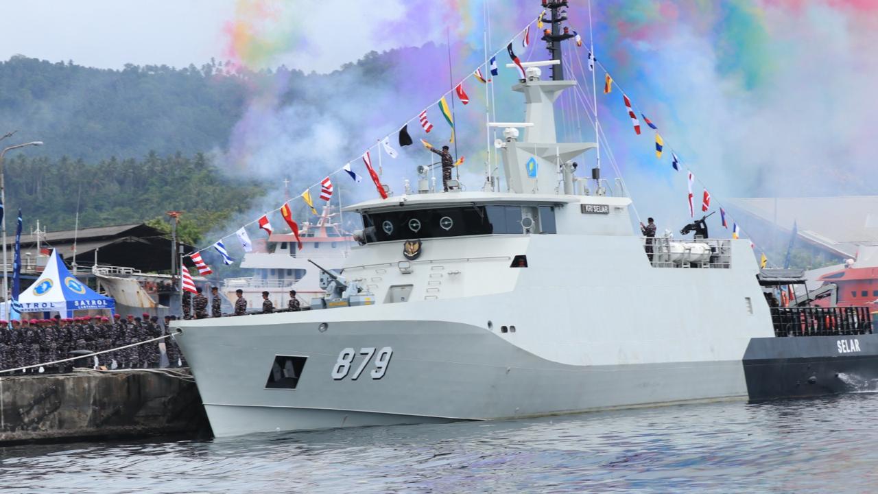 Pangkoarmada II Serahkan KRI Selar-879, Perkuat Satrol Lantamal VIII