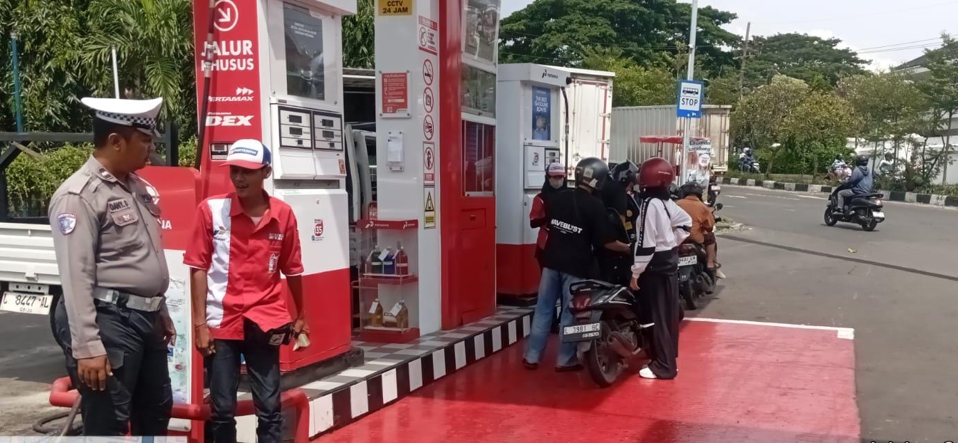 Pastikan Stok Melimpah Jelang Mudik, Kapolsek Sukomanunggal Sidak SPBU Simo Pomahan