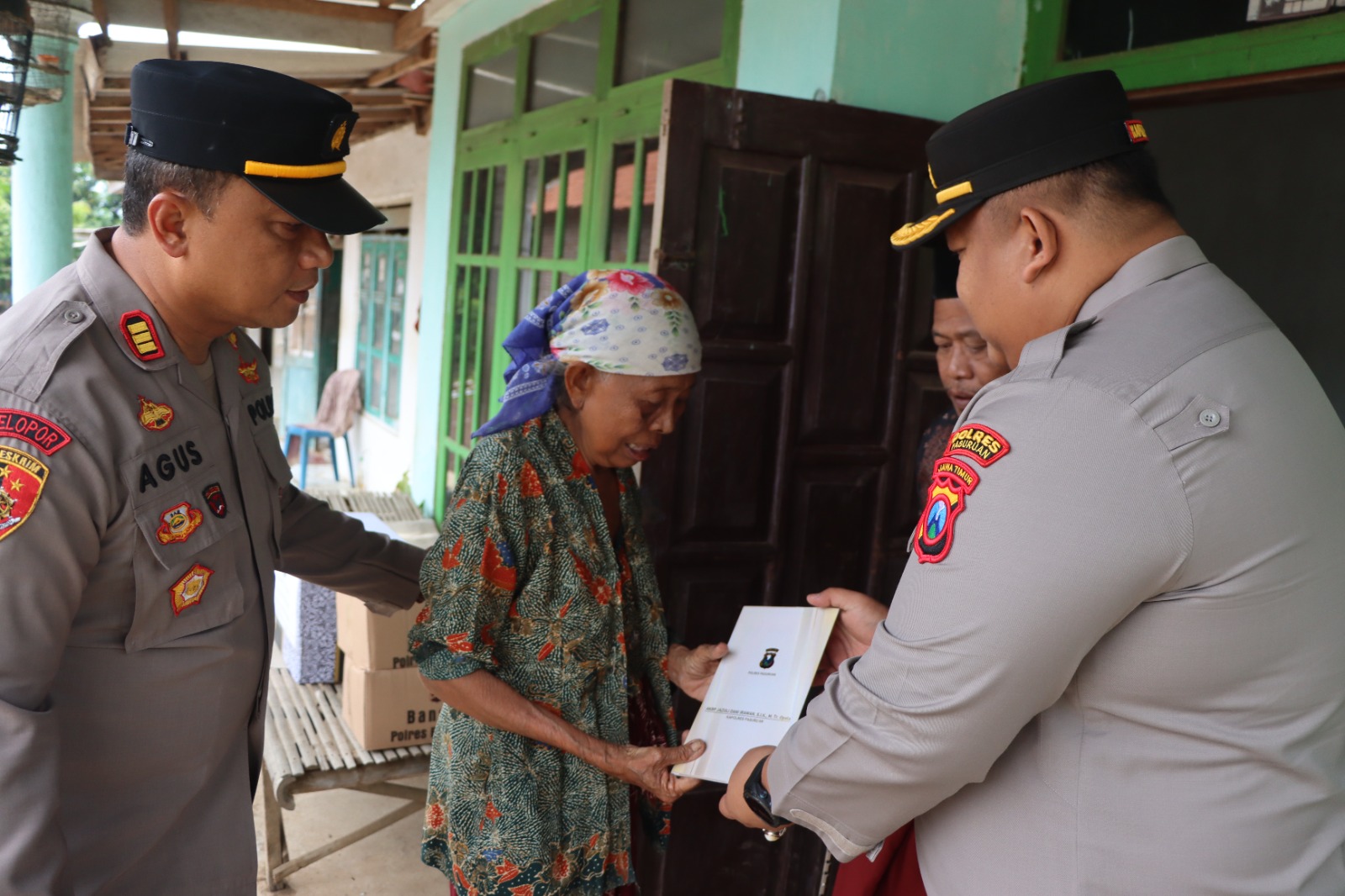 Kapolres Pasuruan Salurkan Bantuan Sosial kepada Warga Terdampak Puting Beliung