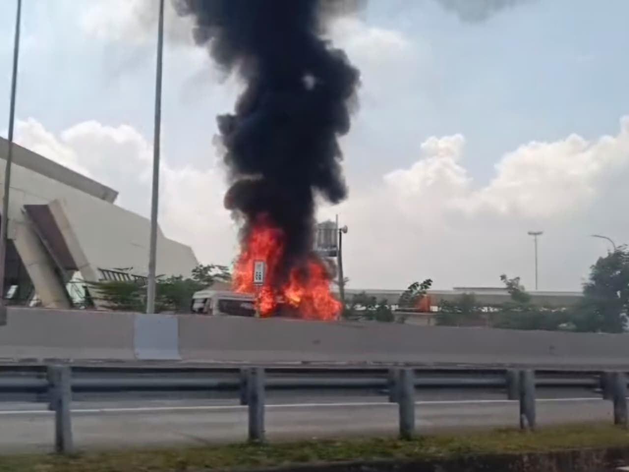 Elf Rombongan Calon Pengantin Terbakar di Tol Pandaan-Malang