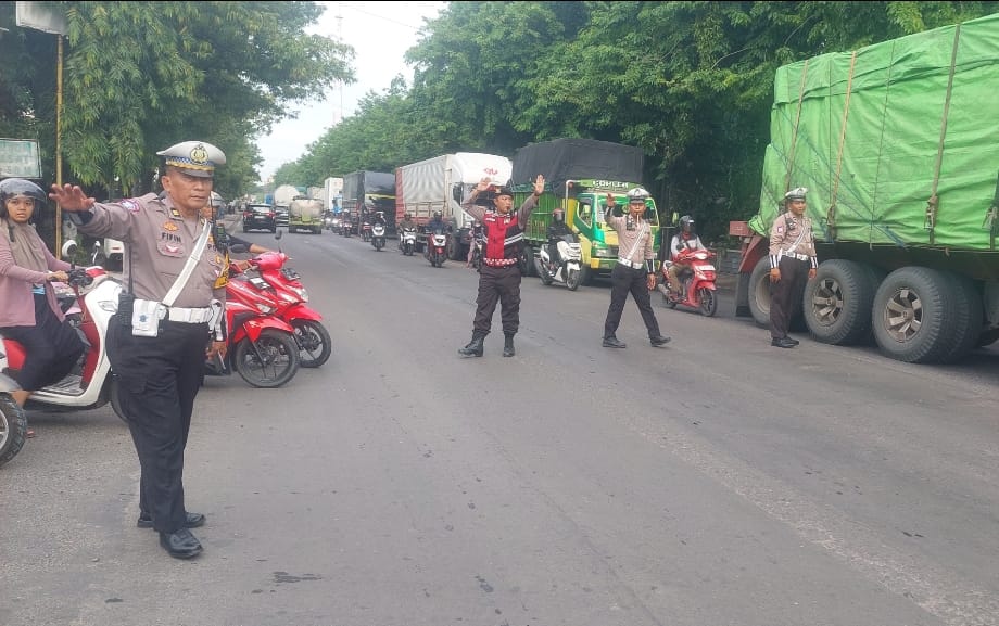 Perbaikan Rel Kereta Api JPL 325 Hilir, Anggota Polres Lamongan Urai Kemacetan