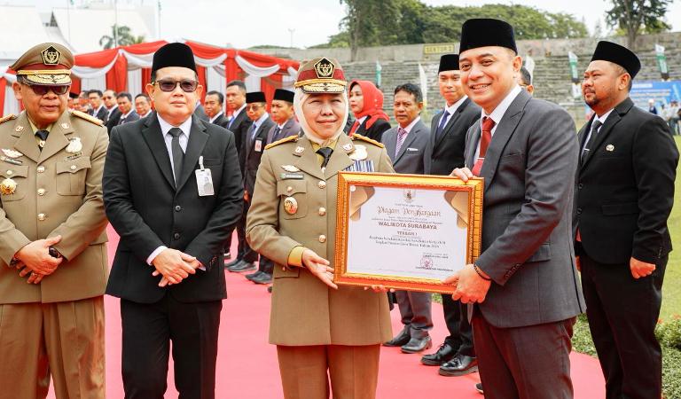 Pemprov Jatim Serahkan Penghargaan K3, 717 Perusahaan dan Daerah Terima Apresiasi