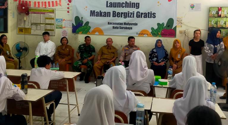 Polsek Mulyorejo Bersama Tiga Pilar Hadiri Peluncuran Program Makan Bergizi Gratis di SMPN 45 Surabaya
