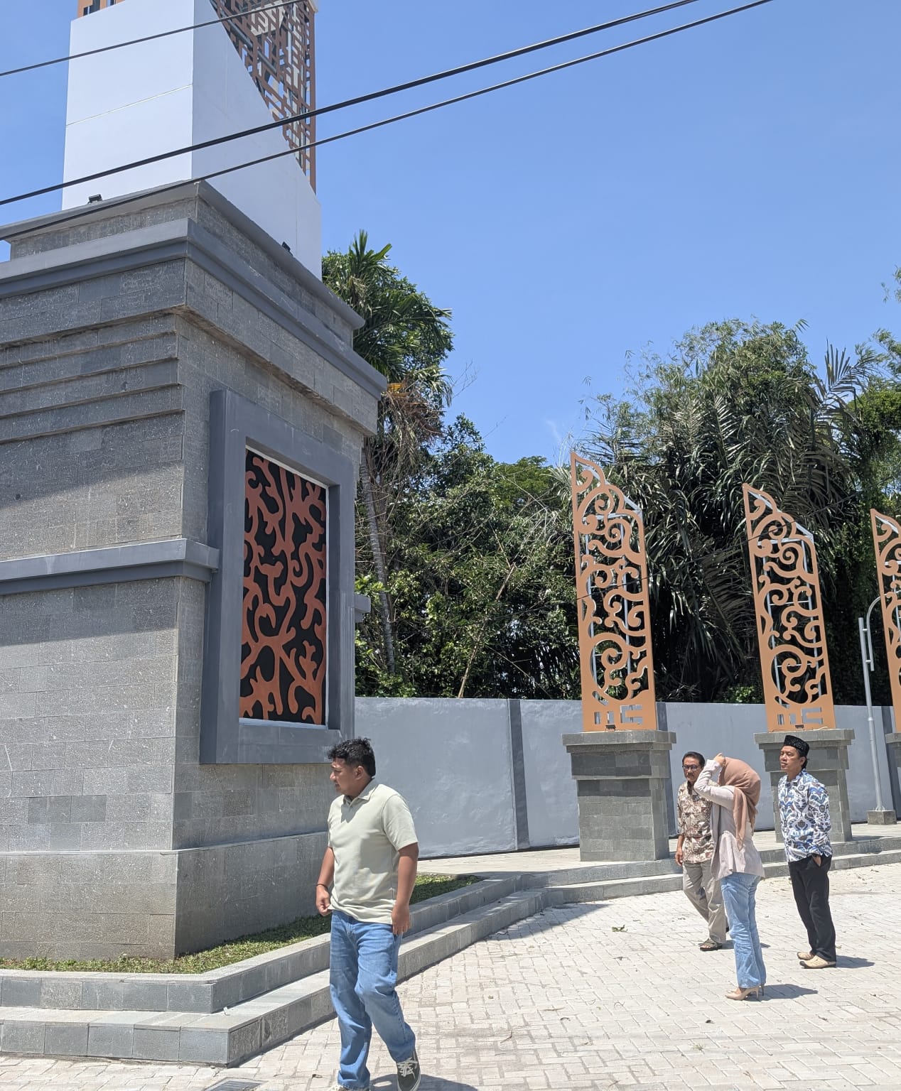 Komisi C DPRD Jombang Sidak Proyek Tugu Rp 1 Miliar yang Roboh di Bandarkedungmulyo