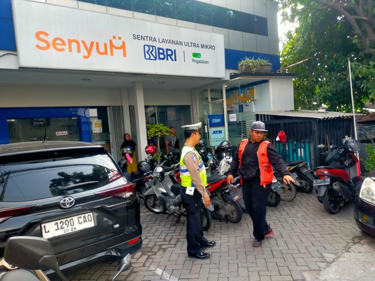 Polsek Karangpilang Patroli Dialogis,Tingkatkan Kewaspadaan Curanmor di Bank BRI Unit Mastrip