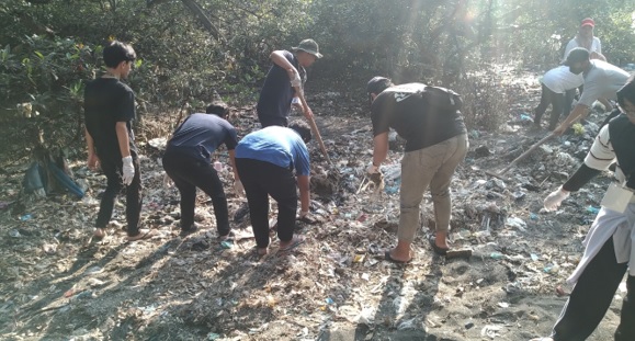 KKN-T UPN Veteran Jatim Lakukan Garpu Sampah di Pantai Kampung Pelangi Probolinggo