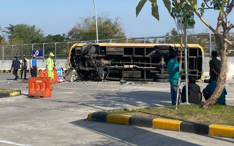 Bus Rombongan SMAN 1 Kedungwaru Tulungagung Tabrak Guardrail Rest Area Tol, 1 Guru Jadi Korban