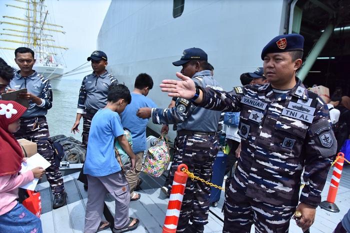 Dermaga Koarmada II Surabaya Berangkatkan 236 Pemudik dengan KRI Banda Aceh-593