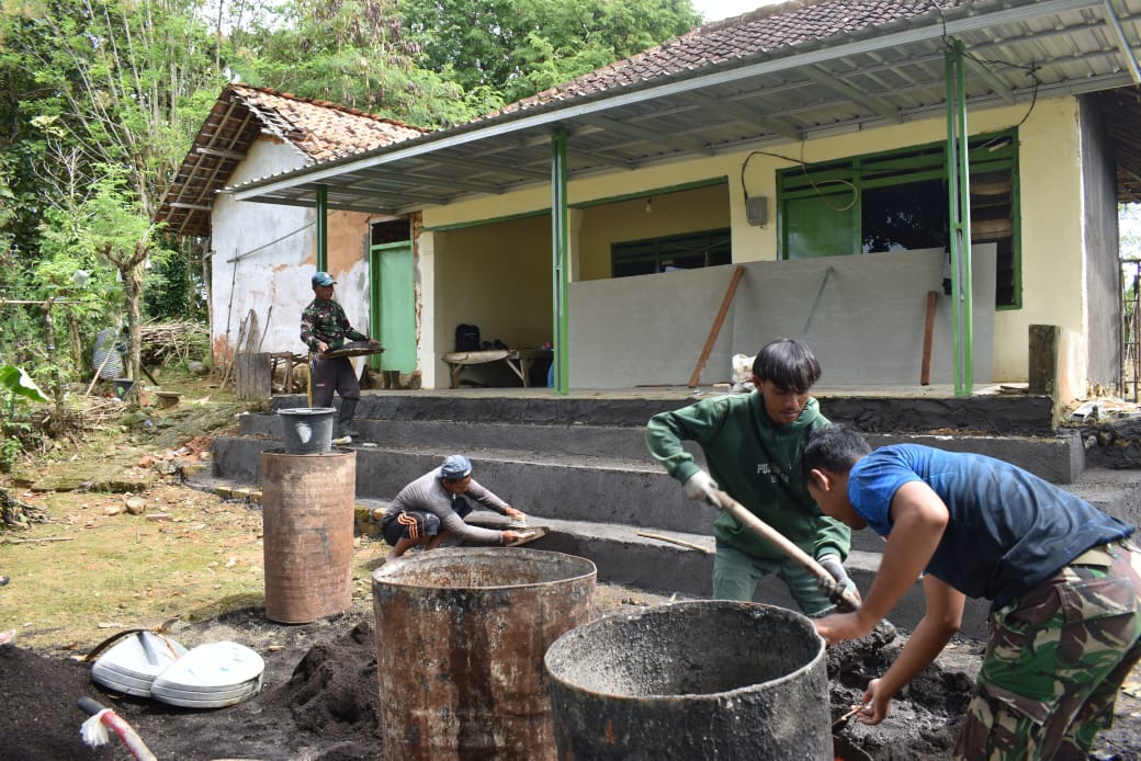 Satgas TMMD Percantik Rumah Warga, Teras Sanima Makin Indah