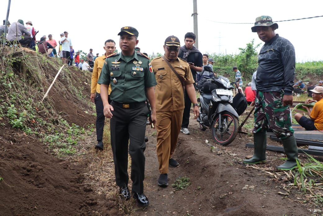 Pastikan Berjalan Baik, Dandim 0809/Kediri Tinjau Pembangunan Jembatan Gantung Garuda di Desa Keling
