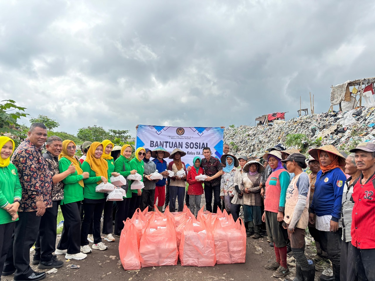 Lapas Jember dan PIPAS Gandeng Tangan, Salurkan Bantuan untuk Pemulung dan Penarik Becak