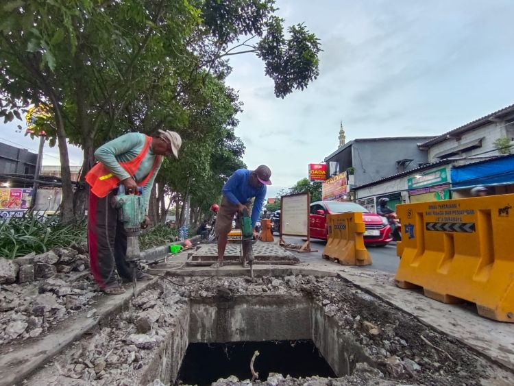 Atasi Cekungan Berbahaya, Perbaikan 180 Penutup Saluran di Manukan Kulon Surabaya Sebabkan Kemacetan