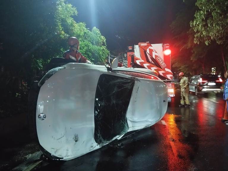 Selip, Mobil GTI Scirocco Terbalik di Jalan Kertajaya Indah Timur