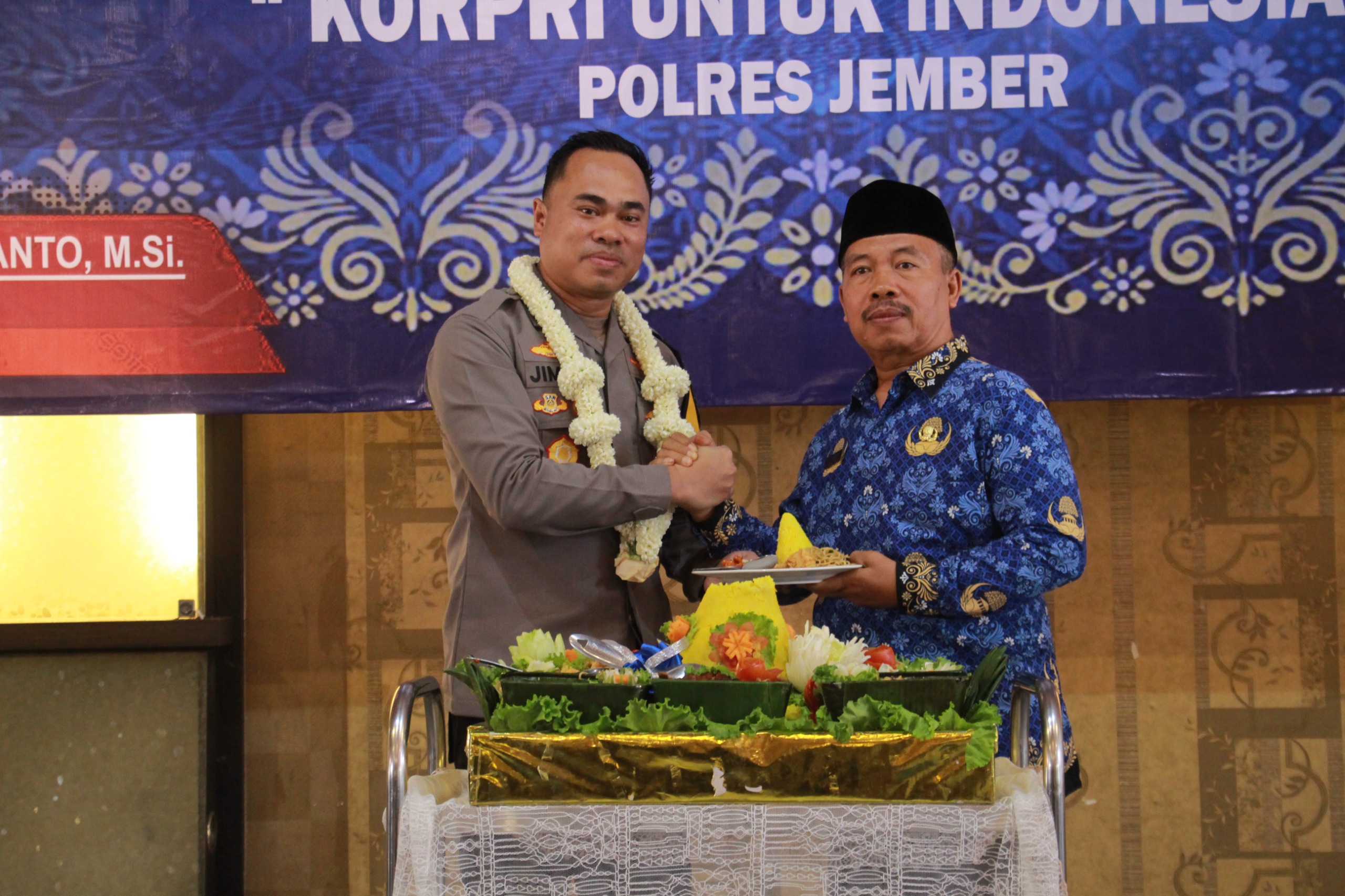 Wakapolres Jember Potong Tumpeng Meriahkan Tasyakuran HUT Ke-53 Korpri