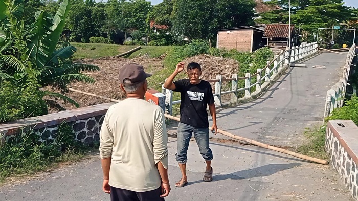 Jembatan Plumpung Ambles Akses Alternatif Madiun-Ngawi di Balerejo Putus Total