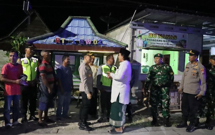 Kapolres Bojonegoro Pimpin Patroli Gabungan di Trucuk Ajak Warga Aktifkan Poskamling