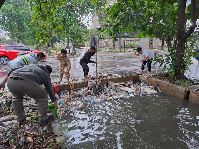 Lurah Manyar Sabrangan Turun Langsung Bersihkan Sampah di Kali Manyar Kertoadi