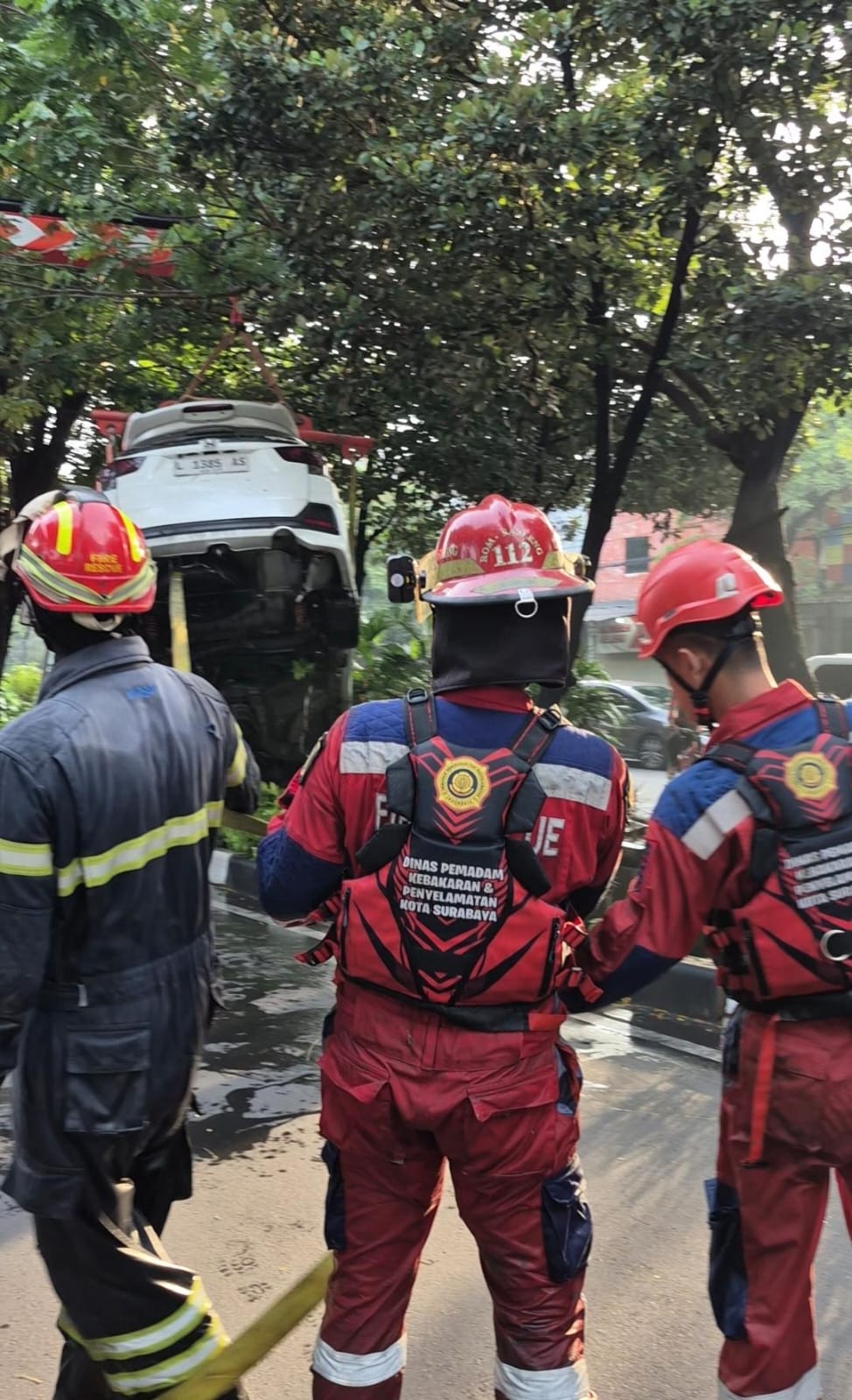 Sopir Diduga Mabuk, Honda Mobilio Terjun ke Saluran Air Nginden Kota