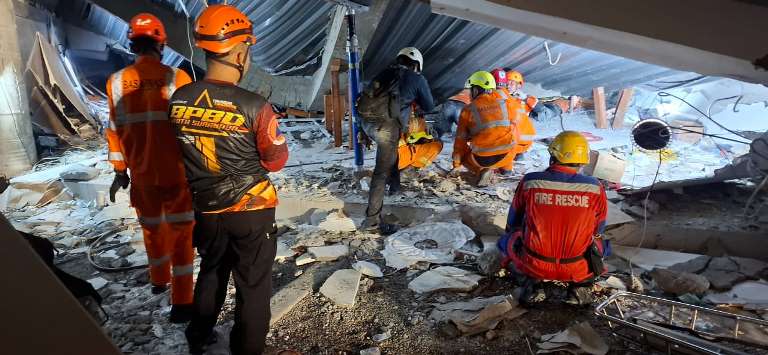 Pemkot Surabaya Kerahkan Heavy Duty Rescue Bantu Evakuasi Korban Ponpes Al-Khoziny