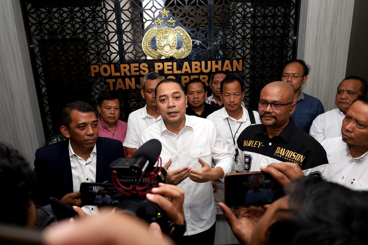 Tuntaskan Masalah, Wali Kota Eri Kawal Langsung Laporan Penahanan Ijazah ke Kantor Polisi