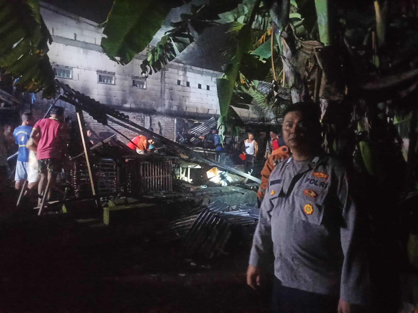 Polsek Wringinanom Bantu Padamkan Kebakaran Kandang Ayam
