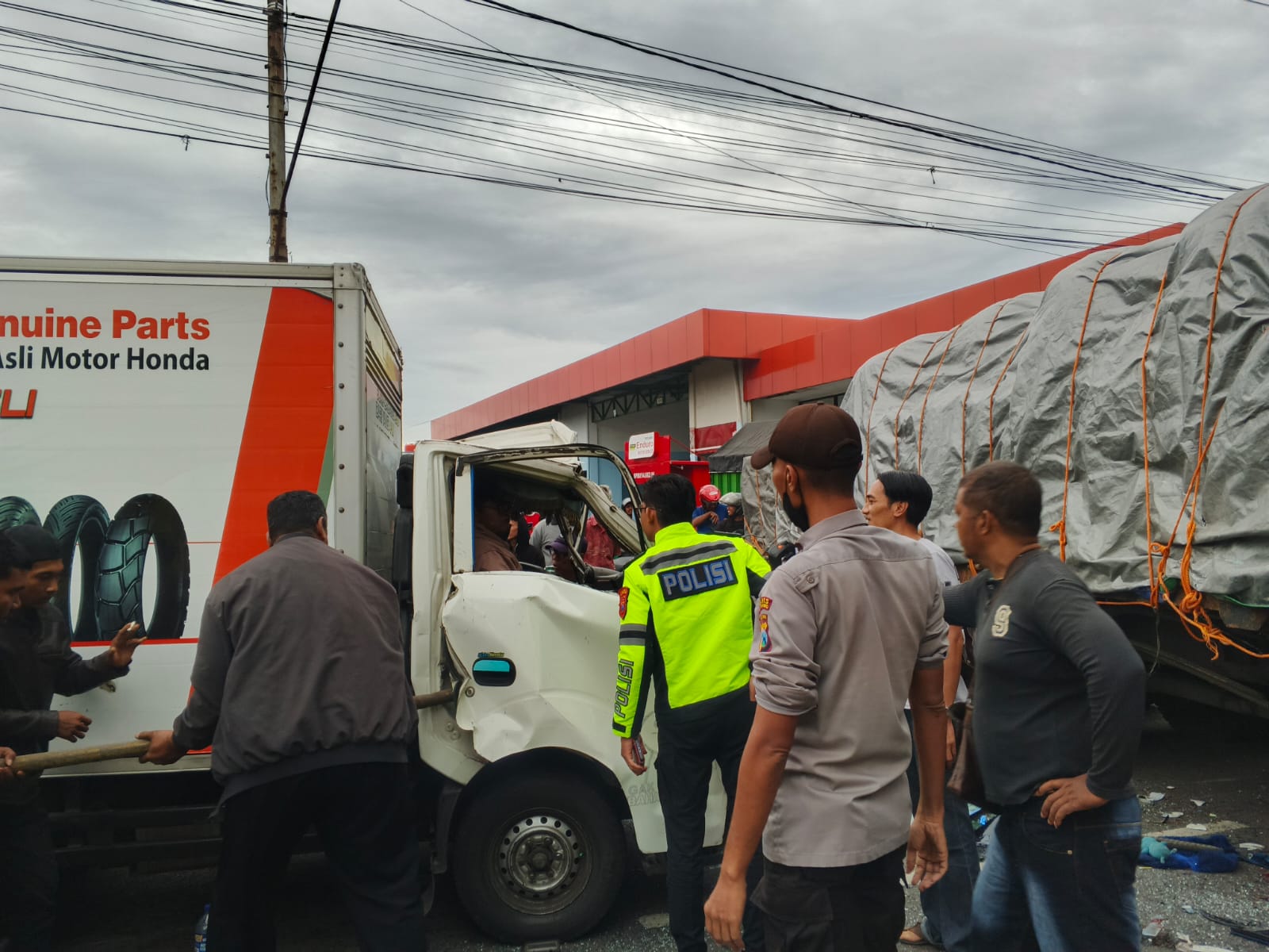 Kecelakaan Karambol di Depan SPBU Ngantru, Dua Korban Dilarikan ke RSUD Dr Iskak