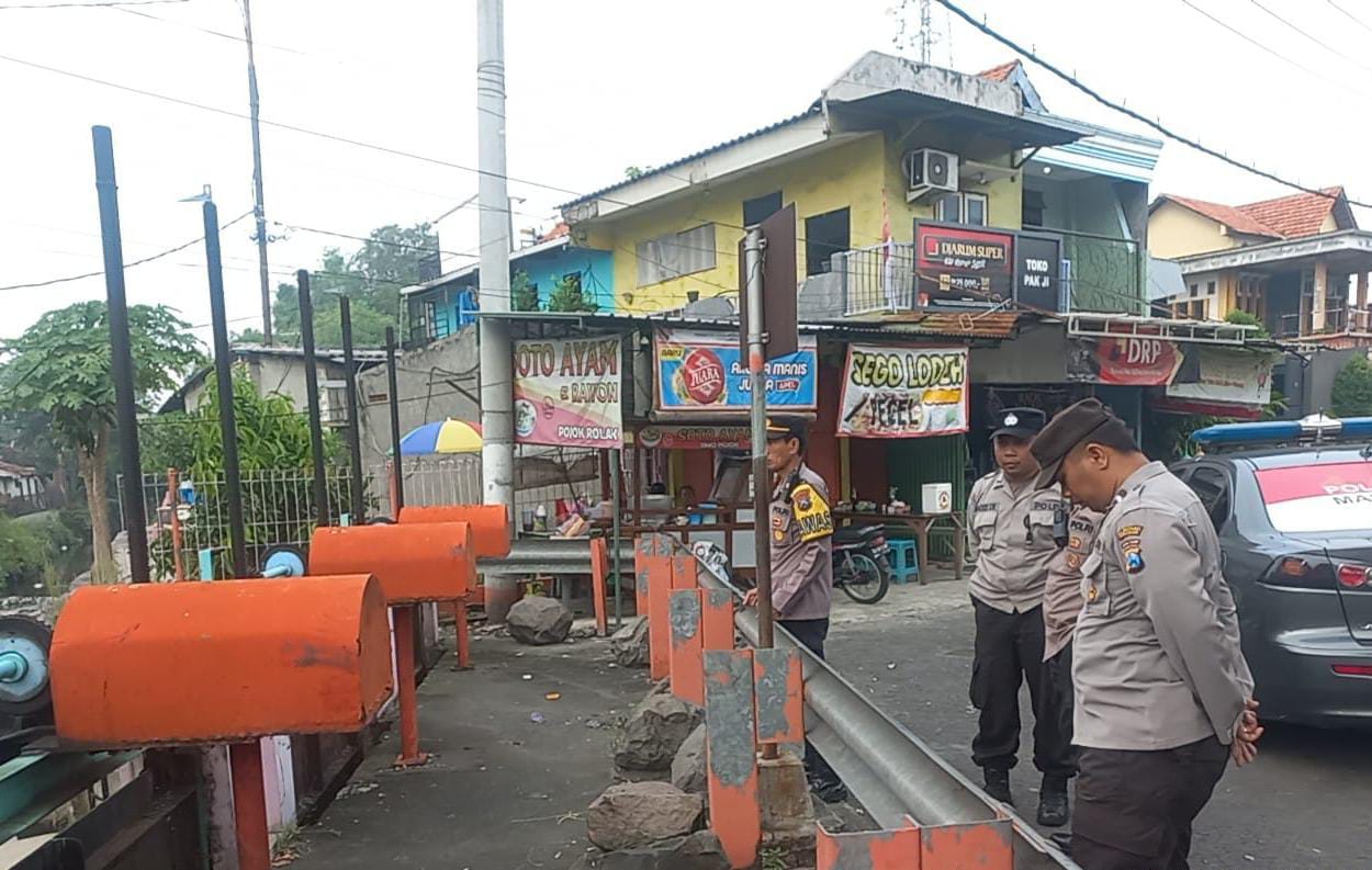 Antisipasi Banjir Musim Hujan, Polsek Sukomanunggal Intensifkan Kontrol Pintu Air