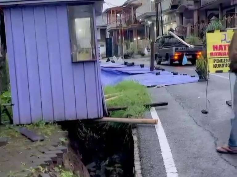 Tanah Ambles 35 Meter di Tutur Pasuruan, Warga Khawatir Dampak Meluas