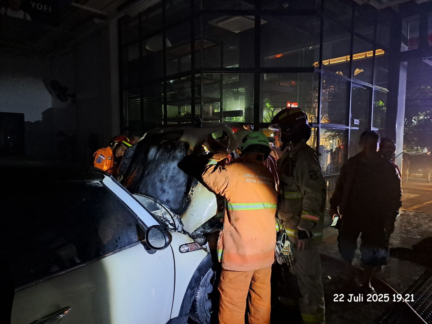 Diduga Korslet saat Diservis, Mini Cooper Ludes Dilalap Api