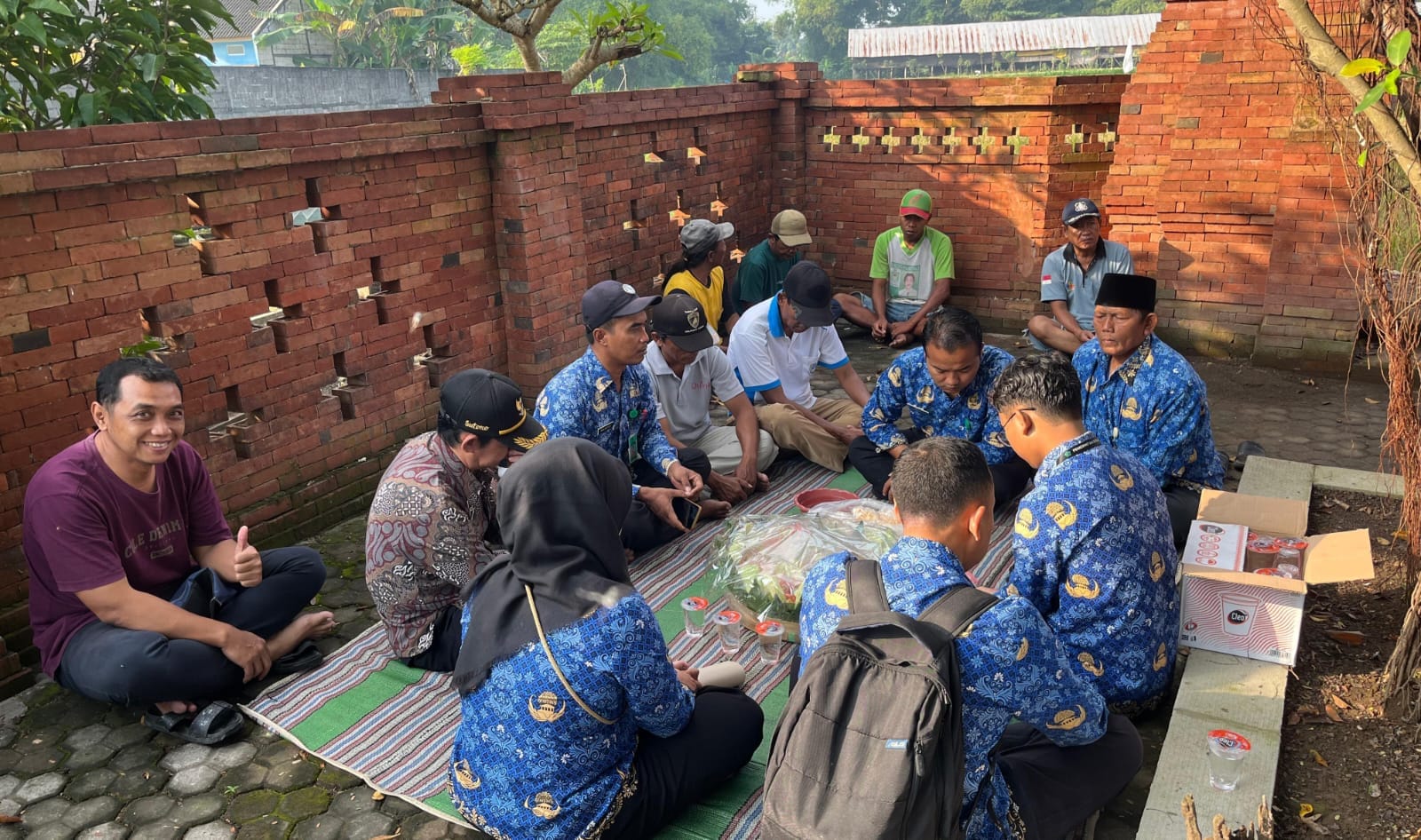 Pemdes Singkalan Balongbendo Peduli Makam Dusun