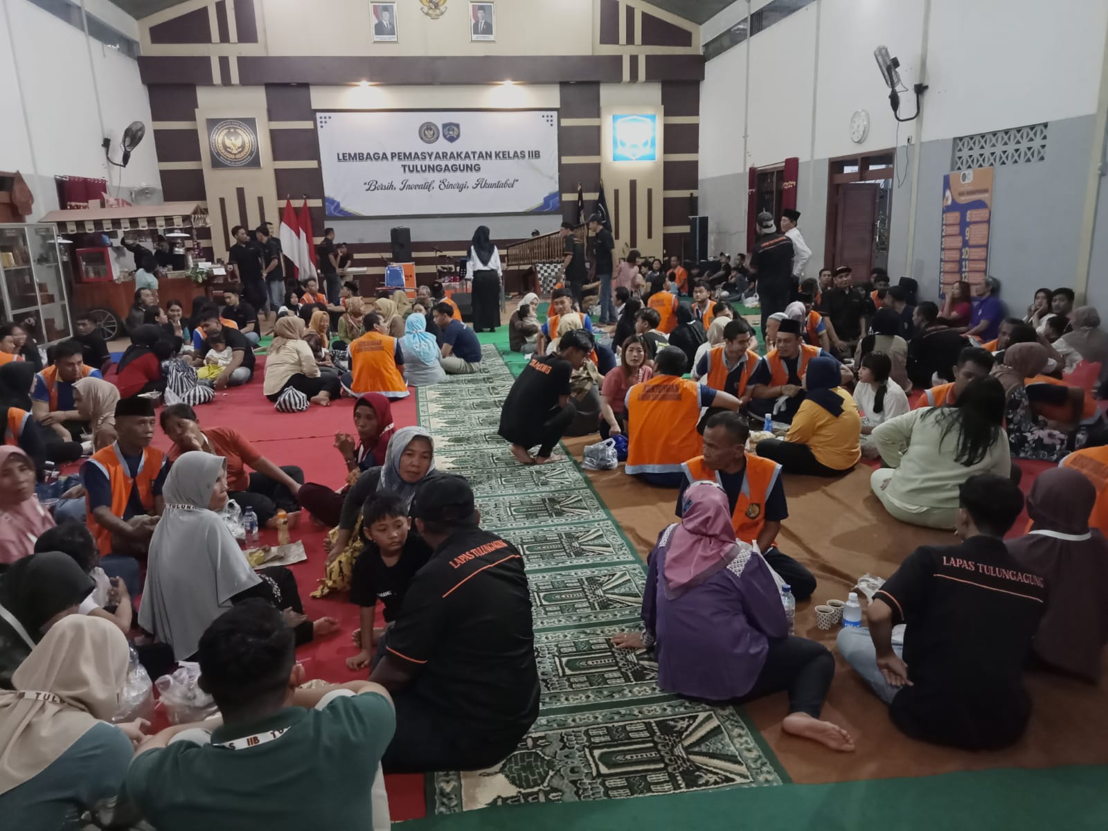 Obati Rindu di Lapas Tulungagung, Warga Binaan Buka Puasa Bareng Keluarga