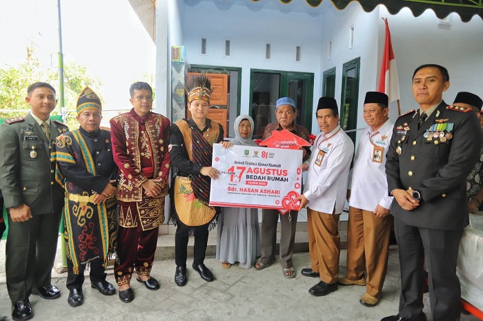 Bupati Mas Ipin Serahkan Bantuan Program Bedah Rumah, Warga Trenggalek Terharu