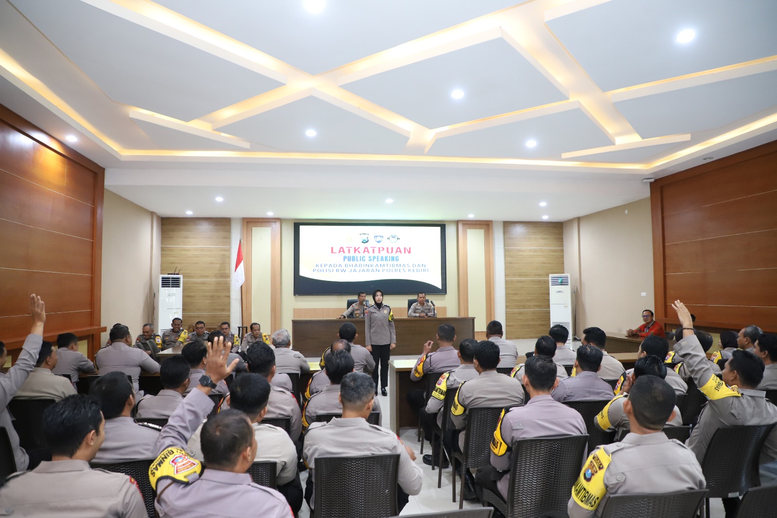 Polres Kediri Perkuat Kapasitas Personel dengan Latkatpuan Public Speaking