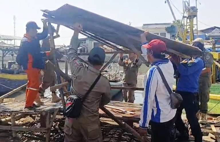 Pemkot Pasuruan Bongkar Bangunan Liar di Kawasan Pelabuhan 