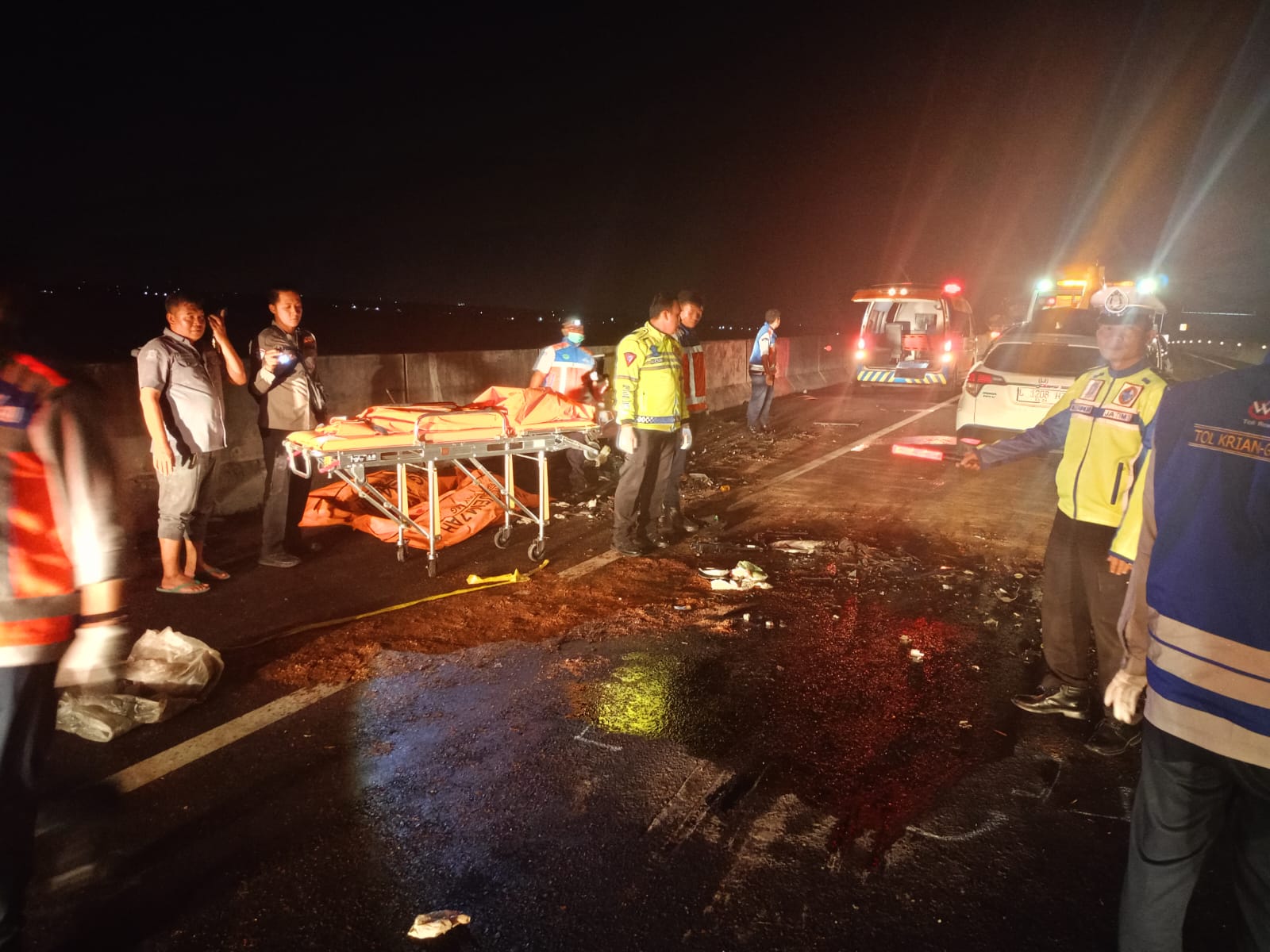 Seruduk Ekor Truk di Tol Gresik, Ibu, Anak dan Baby Sitter Tewas