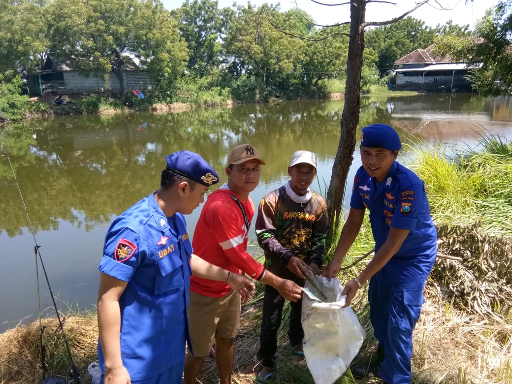 Peduli Pesisir, Satpolairud Polresta Sidoarjo Bersihkan Sampah Bersama Warga