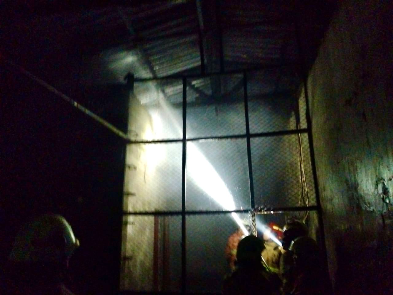 Teko Listrik Picu Kebakaran Gudang Palet di Mulyorejo, Kerugian Material Tak Terhindarkan