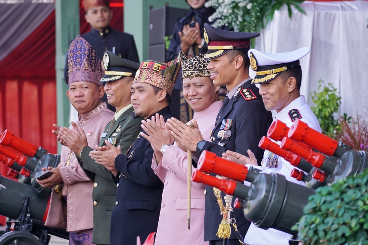 Pimpin Upacara HUT ke-80 RI, Mas Adi Berikan Remisi dan Akte Kelahiran