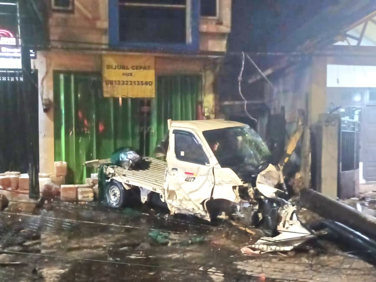 Truk Box Tabrak Mobil dan Rumah di Jalur Tengkorak Purwosari, Sopir Truk Tewas di Lokasi