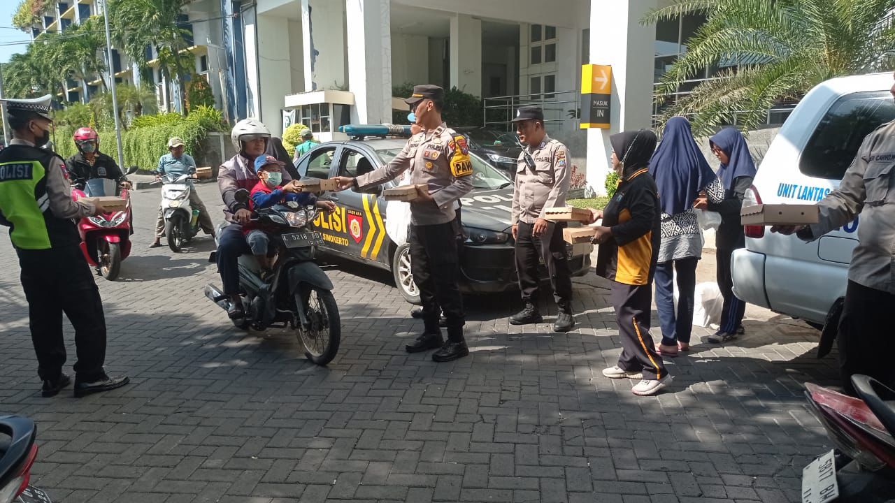 Polisi Ini Beda! Patroli Antisipasi Kejahatan Sambil Bagikan 200 Nasi Kotak ke Masyarakat