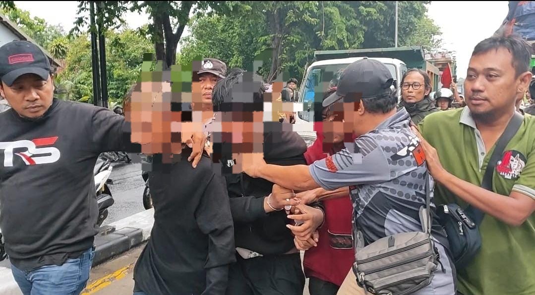 Gerombolan Anak Punk Berulah, Lempari Kaca Truk hingga Pecah