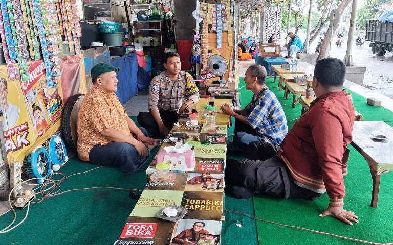 Bhabinkamtibmas Polsek Semampir Gelar Cangkrukan Kamtibmas Bersama Tokoh Masyarakat di Ampel Surabaya