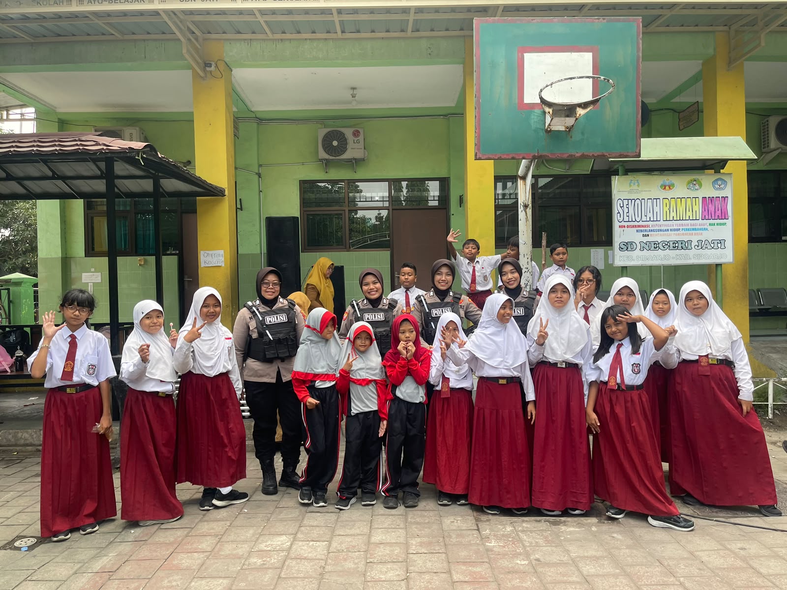 Polwan Jenggala Sikat Habis Perundungan Siswa, Beri Motivasi Belajar di Sekolah