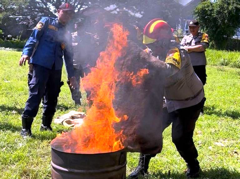 Bhabinkamtibmas Polres Kediri Kota Dilatih Tangani Kebakaran untuk Tingkatkan Kesiapsiagaan