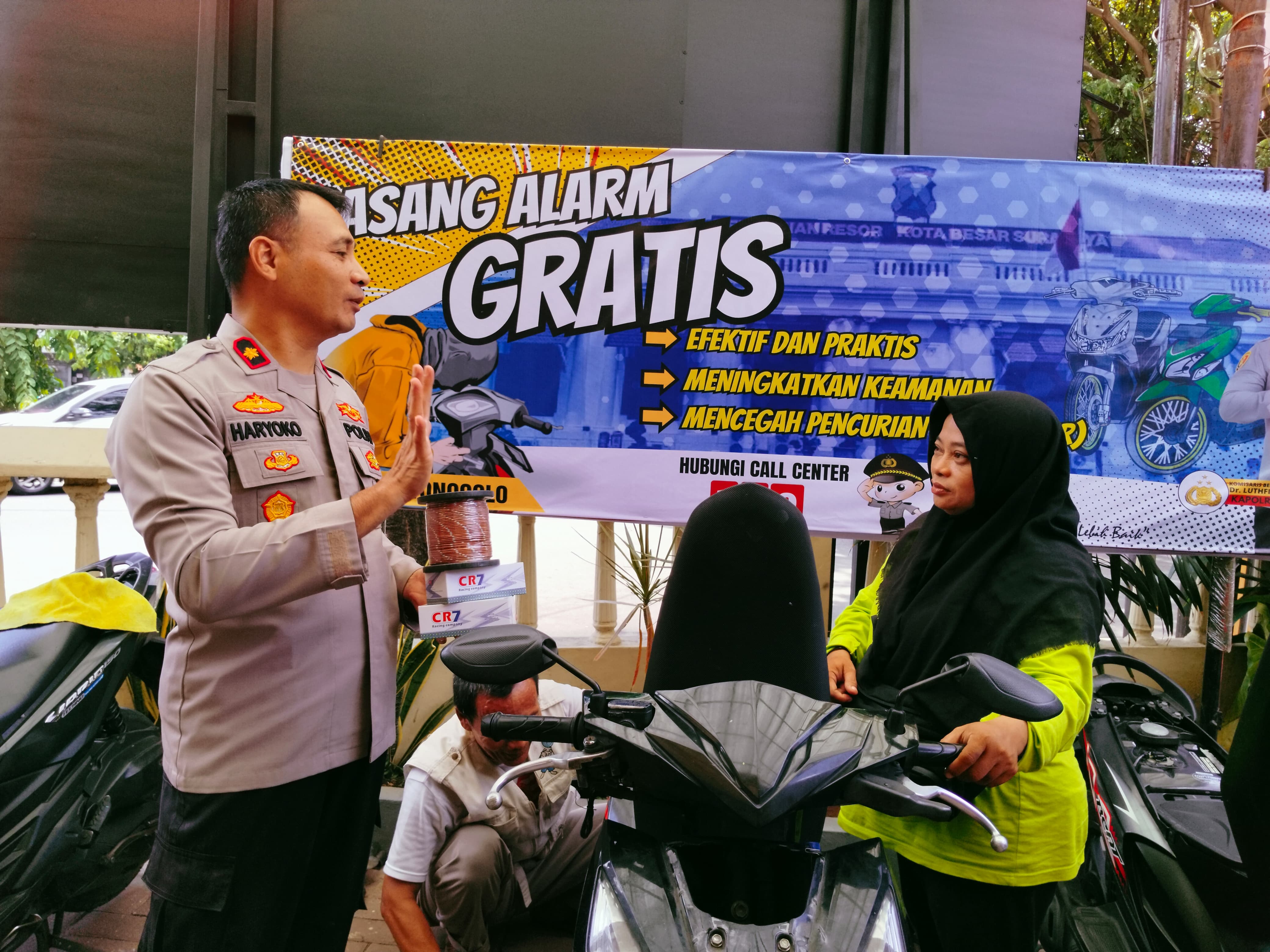 Unik! Polsek Wonocolo Pasang 100 Alarm Motor Gratis dan Ajak Warga Makan Durian demi Tekan Curanmor