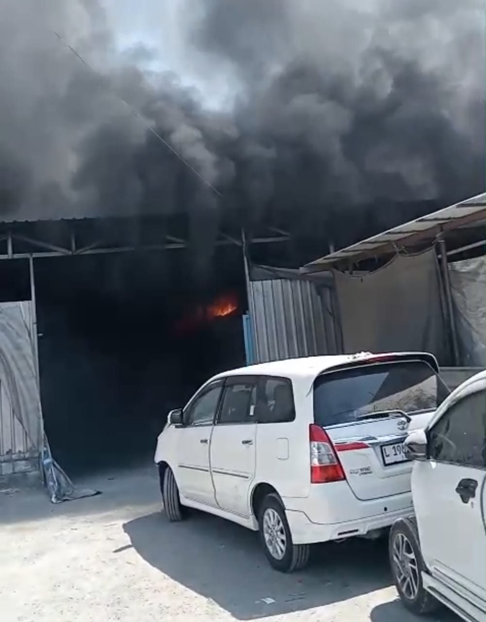 Kebakaran Bengkel di Siwalankerto, 5 Mobil Hangus, 1 Orang Terluka