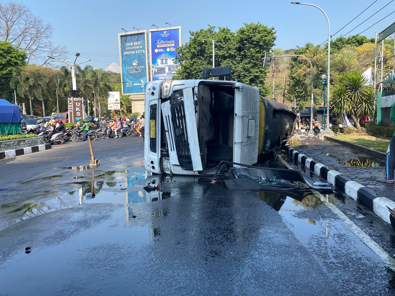  Truk Tangki Muatan Bahan Sabun Terguling dan Tumpah di Kebomas Gresik, Sejumlah Pengendara Tergelincir