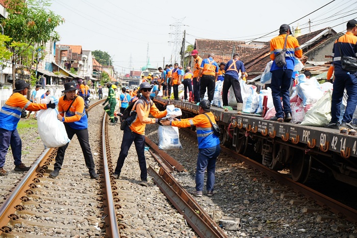 Wujudkan Jalur KA Aman, KAI Daop 8 Bersih Lintas Antara Stasiun Surabaya Pasar Turi-Stasiun Kandangan