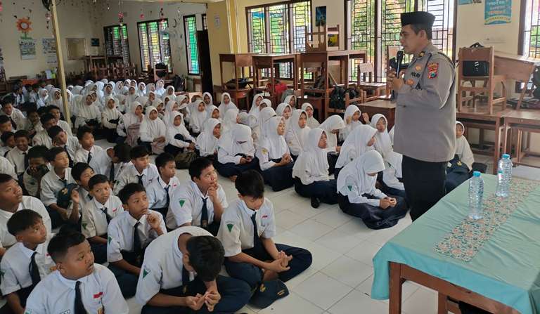 Tanamkan Disiplin dan Kesadaran Hukum, Satbinmas Polres Pasuruan Jalankan Program Go to School